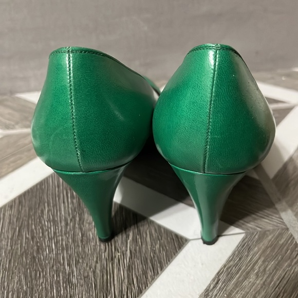 ⭐️Bruno Magli Green Leather With Gold Accent Heels Sz-6 B - Picture 4 of 10